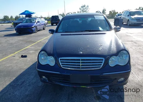 2005 Mercedes-Benz C 240 Luxury 4Matic z USA, uszkodzony, nr VIN WDBRH81JX5F635431